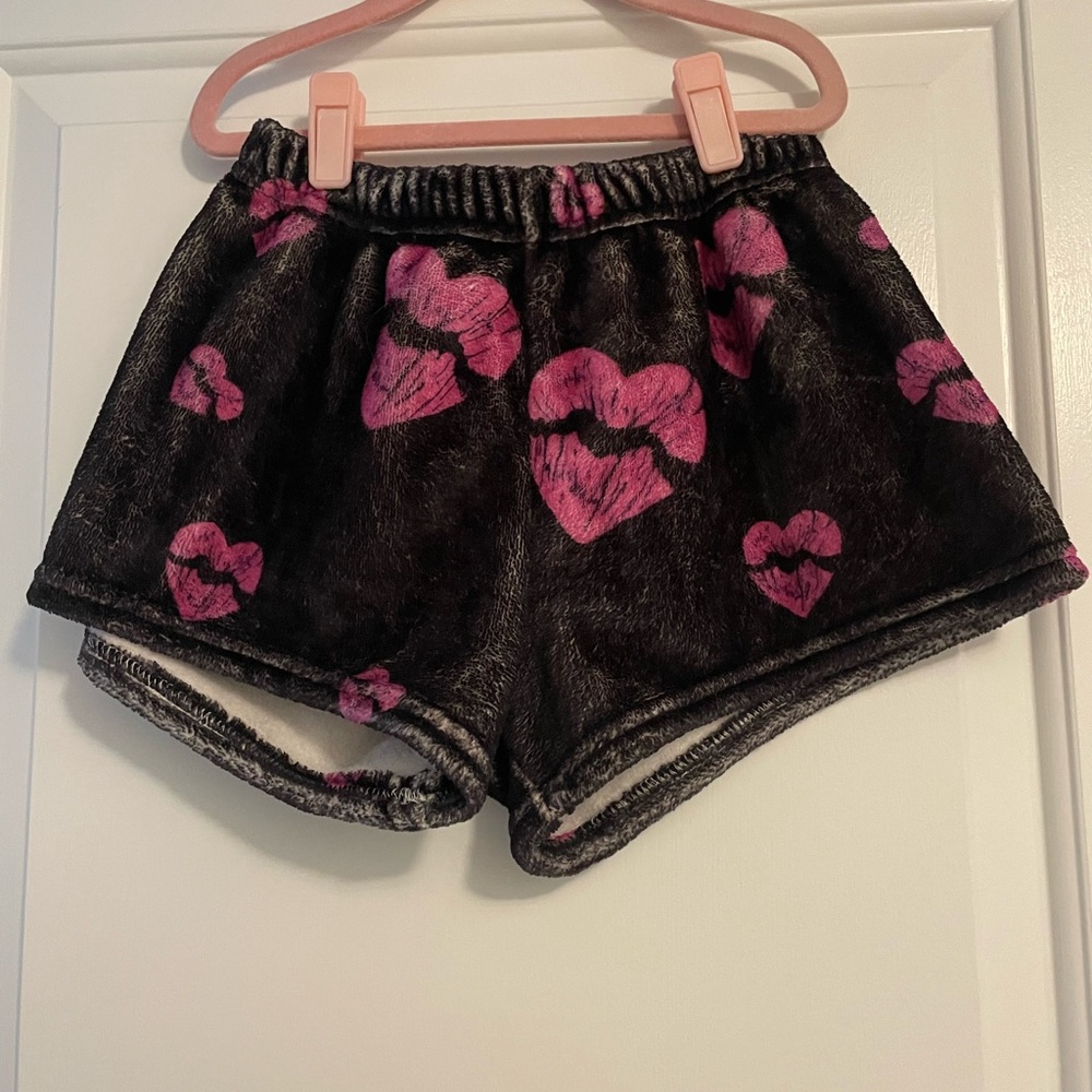 Cozy Kids' Heart Print Shorts - Black and Pink